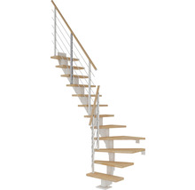 Treppe mit Holzstufen und Metallgeländer