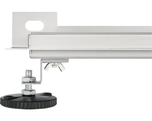 Detailansicht eines silberfarbenen Metallprofils mit schwarzem Stellfuß zur Höhenjustierung