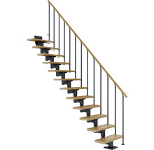 Treppe mit Holzstufen und Geländer