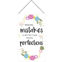 "Dekoratives Schild mit der Aufschrift ""Fehler machen ist besser als Perfektion vortäuschen"" und Blumendesign an einer Kette"