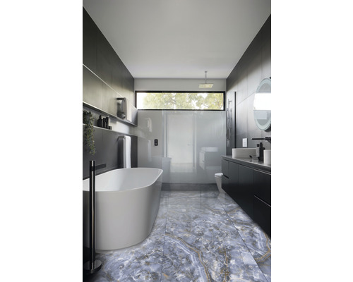 Modernes Badezimmer mit freistehender Badewanne, Waschtisch und Fliesen in Marmoroptik