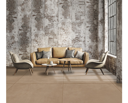 Wohnzimmer mit Ledersofa, Sesseln und Ziegelwandoptik