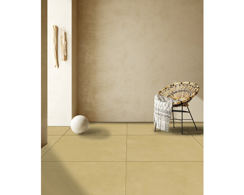 Heller Raum mit Fliesenboden, Rattan Stuhl und Dekorationen