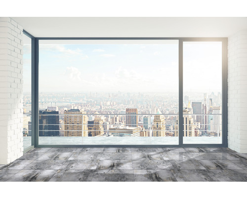 Heller Raum mit Fliesenboden, Ziegelwand und Panoramafenster mit Blick auf die Stadt