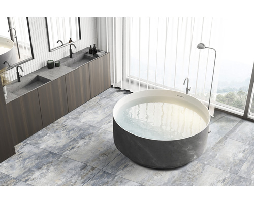 Badezimmer mit freistehender Badewanne, Waschtisch und Fliesenboden