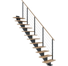 Treppe mit Holzstufen, Stahlrahmen und Geländerseilen