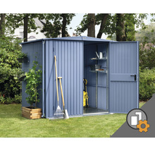 Geöffneter Geräteschuppen aus Metall mit Gartengeräten im Garten