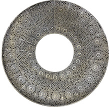 Verzierte metallene Rosette mit kreisförmiger Öffnung in der Mitte