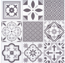 Fliesenmuster mit verschiedenen geometrischen und floralen Motiven