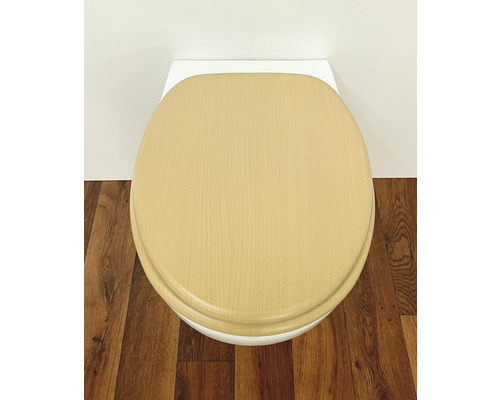 Toilettensitz mit Holzdekor auf Toilette