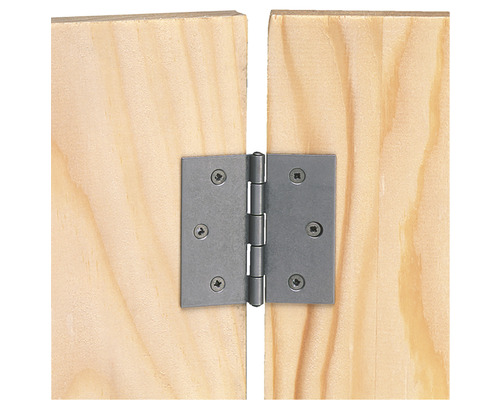 Türband aus Metall an Holztür befestigt