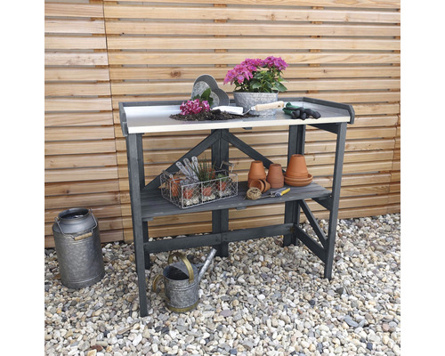 Pflanztisch promadino klappbar, verzinkte Arbeitsfläche 97 x 45 x 88 cm grau Gartentisch mit Pflanzen, Töpfen und Gartengeräten auf Kies