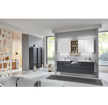 Helles Badezimmer mit Waschtisch, Spiegelschrank, Badewanne und Hochschrank für ein modernes Ambiente