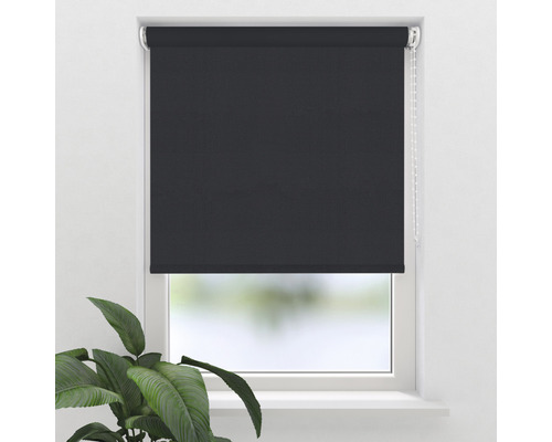 Fenster mit schwarzem Rollo