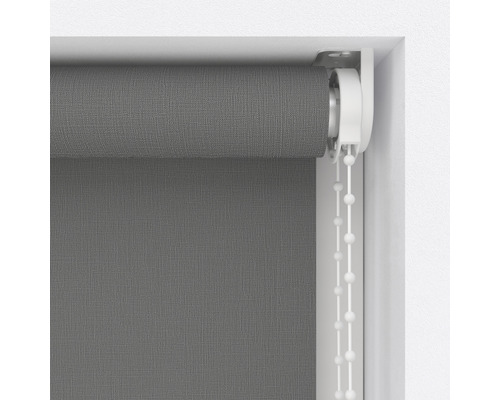 Graues Rollo mit Kettenzug am Fenster