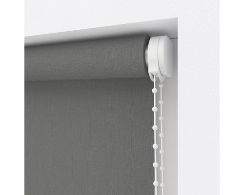 Graues Rollo mit Kettenzug am Fenster