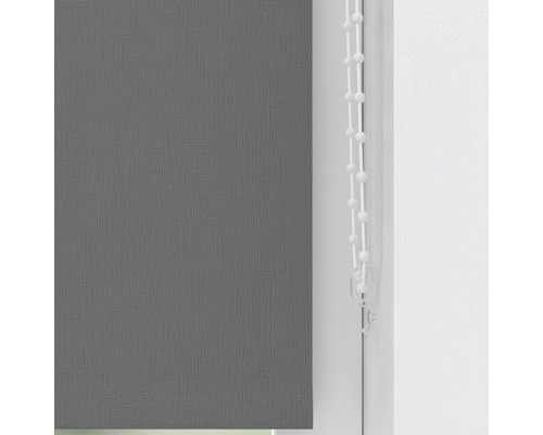 Graues Rollo mit Kettenzug zur Fensterdekoration