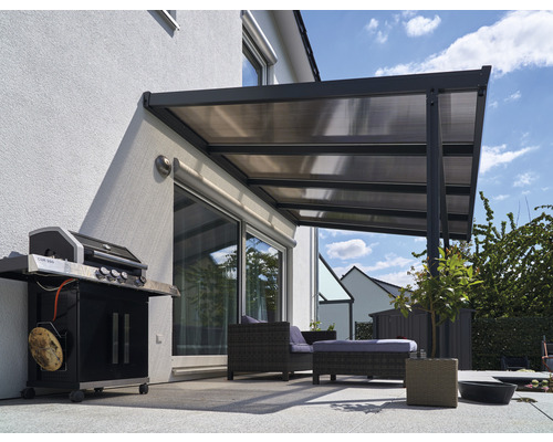Terrassenüberdachung gutta Premium Polycarbonat bronze 410,2 x 406 cm anthrazit Terrasse mit Grill, Überdachung und Sitzmöbeln