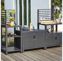 Outdoor-Küche mit Stauraum, Ablageflächen und Utensilienhaltern auf einer Terrasse