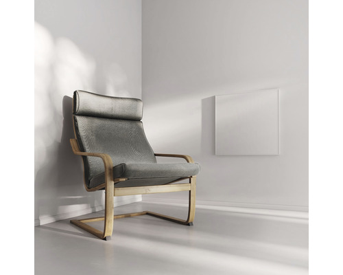 Sessel mit Holzrahmen und Paneelheizung an der Wand