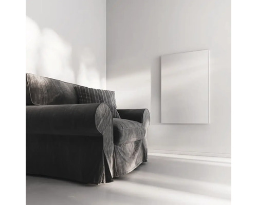 Wohnzimmer-Szene mit Sofa und Infrarotheizung an der Wand