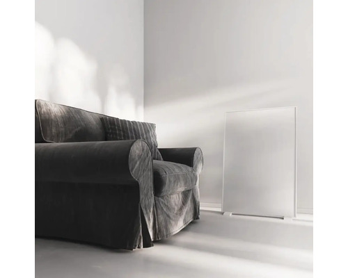 Wohnzimmer mit Stoffsofa und Heizkörper