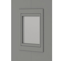 Fenster mit Rahmen in einer Wand