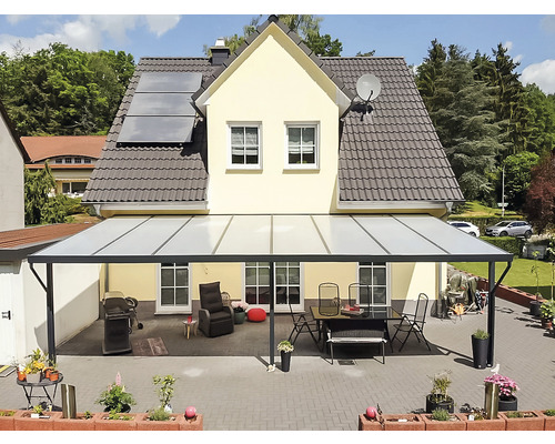 Terrassenüberdachung mit Möbeln und Grill vor einem Haus