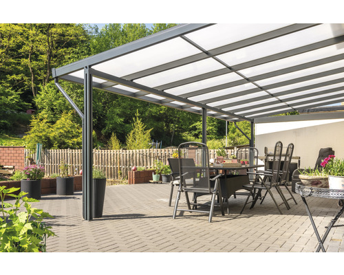 Terrasse mit Überdachung, Gartentisch und Stühlen