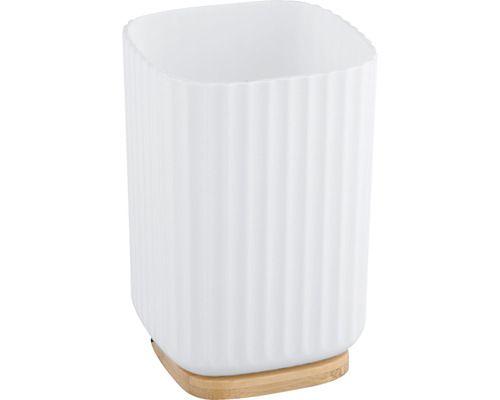 Weißer, gerillter Pflanztopf mit Bambusuntersetzer
