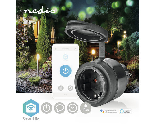 Smarte Außensteckdose mit Smartphone und Smart Life Logo im Garten