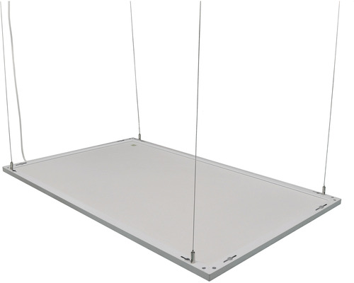Rechteckige Deckenleuchte mit Aufhängung an Drähten