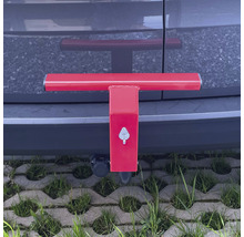 Roter Anhängerbock an einem Fahrzeug