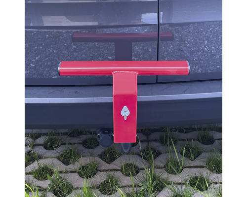 Roter Anhängerbock an einem Fahrzeug