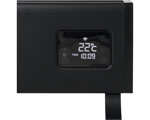 Detailansicht eines schwarzen Heizgeräts mit digitaler Anzeige von Temperatur und Uhrzeit