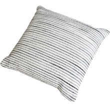 Quadratisches Kissen mit Streifenmuster