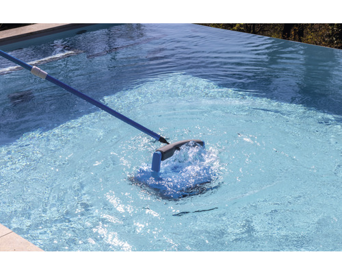 Schwimmbadreiniger mit Teleskopstange im Schwimmbad