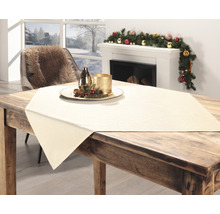 Festlich gedeckter Holztisch mit Tischläufer und Dekoration im Wohnzimmer