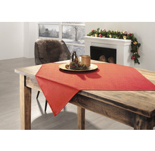 Dekorierter Esstisch mit roter Tischdecke, Vase und Kerze