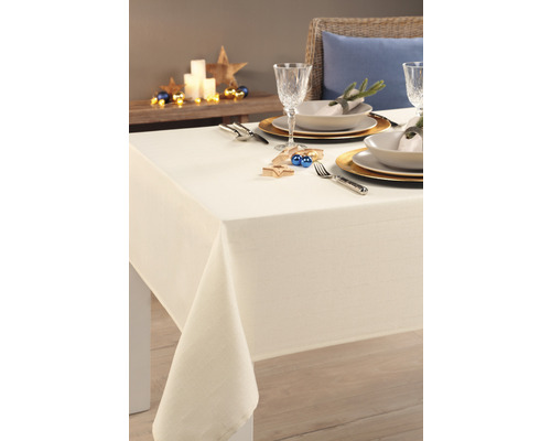Gedeckter Tisch mit Tischdecke, Geschirr und Dekoration