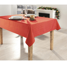 Esstisch mit roter Tischdecke und Geschirr