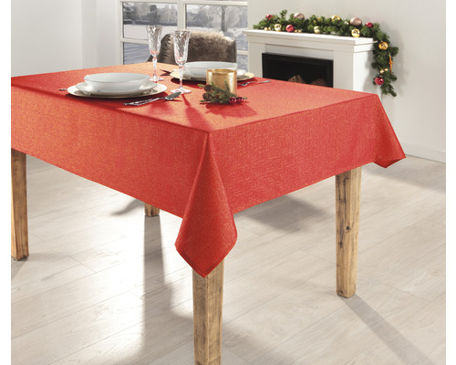 Esstisch mit roter Tischdecke und Geschirr