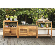 Gartenküchenzeile aus Holz mit Arbeitsplatten und Stauraum im Freien