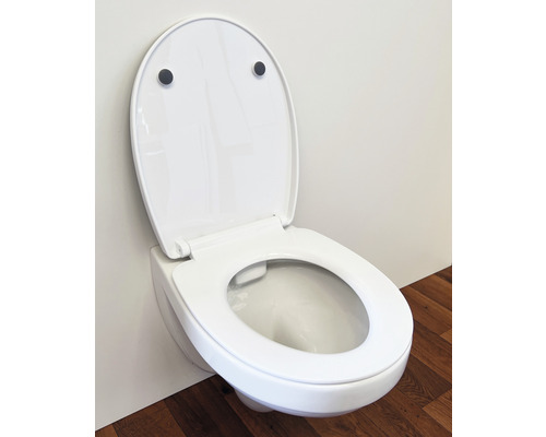 Wand-Tiefspültoilette mit offenem Spülrand und Toilettensitz
