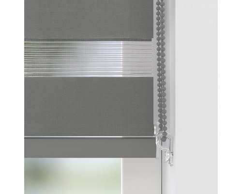 Graues Doppelrollo mit Kettenzug zur Fensterdekoration