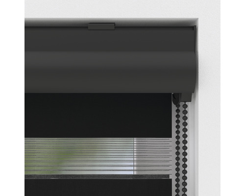 Nahaufnahme einer schwarzen Doppelrollo für Fenster zur Lichtregulierung.