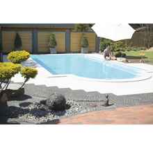 Schwimmbad im Garten mit Steinweg, Holzzaun und Sonnenschirm