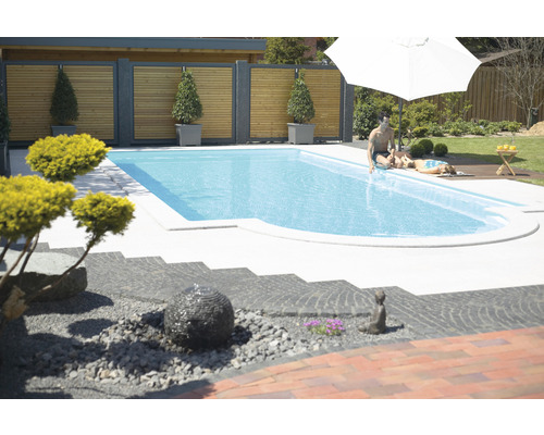 Schwimmbad im Garten mit Steinweg, Holzzaun und Sonnenschirm