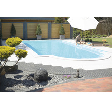Swimmingpool mit Poolumrandung, Sichtschutzzaun und Sonnenschirm im Garten
