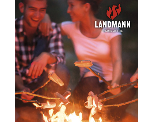 Personen grillen Würstchen am Lagerfeuer mit Landmann Logo im Hintergrund.